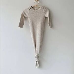 Eadaie ribbed speckled knotted sleeper gown unisex